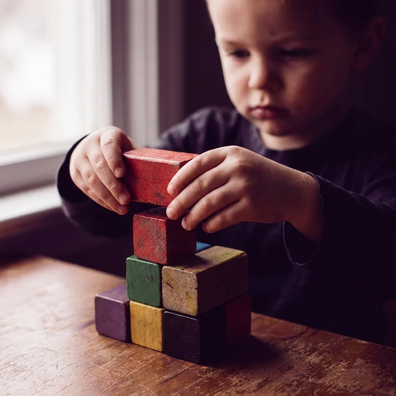 Niño desarrollando inteligencia con lectoescritura y cálculo mental